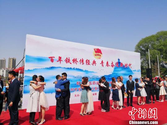 成人礼现场，青年们和父母互相拥抱，表达感恩之情?！∈肪簿?摄