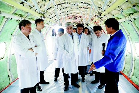 ▲调研组一行在中国商用飞机有限公司调研