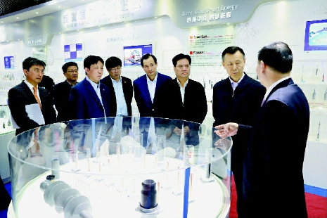     ▲调研组一行在江苏南通考察产业园区