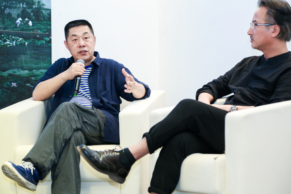 北京大学深圳研究生院人文学院执行院长于长江（左）