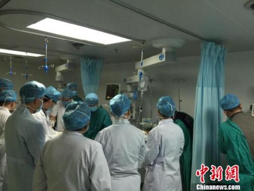 抢救伤员?！≈有?摄