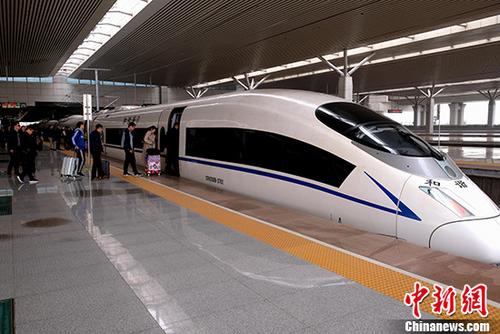 资料图：旅客准备乘坐高铁出行。 <a target='_blank' href='http://www.chinanews.com/'>中新社</a>记者 王中举 摄