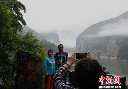 图为三峡夔门吸引游客驻足拍照留念。　周毅　摄