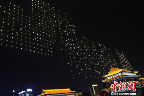 图为5月1日晚，西安无人机表演出现“乱码”?！≌乓怀?摄