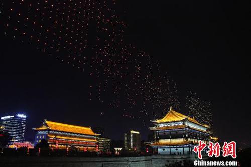 图为5月1日晚，西安无人机表演出现“乱码”。　张一辰 摄