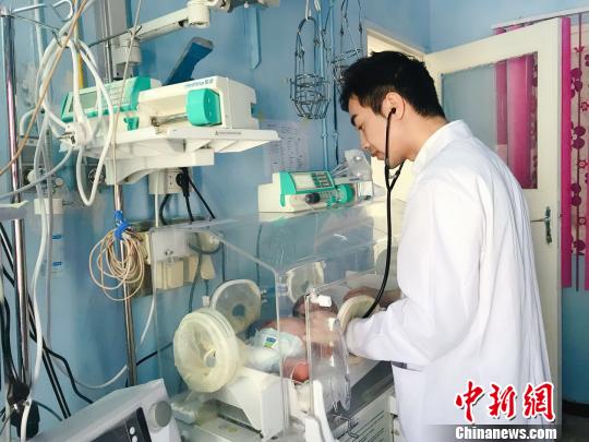 资料图：邓杰医院查房?！∈芊谜吖┩?摄