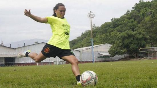 怀孕的女足运动员