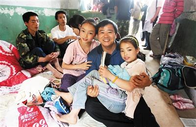 “鞠爸爸”和两姐妹 本报记者 胡杰 摄