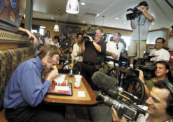 情有独钟！美男子40年共吃3万个巨无霸汉堡