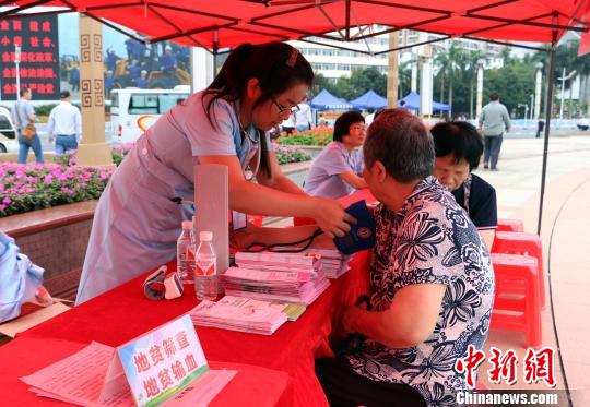 图为现场咨询义诊活动。　曹依婷 摄