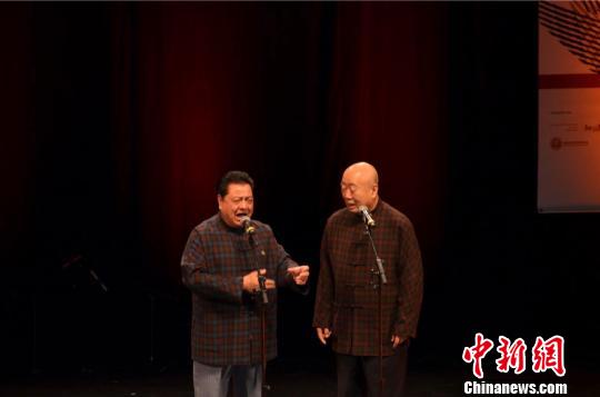 “neo leben她的笑容——北京曲艺家协会专场”活动由相声大师李金斗、李建华压轴，经典作品《欢歌笑语》为柏林的女性精英们带来了无限的“欢声笑语”。主办方供图