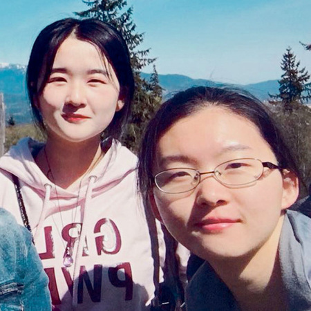 顾嘉瑶（右）、顾嘉玥双双获麦基尔大学录取。（加拿大《星岛日报》/受访者供图）