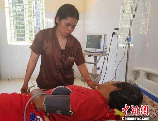 图为入院救治者和家人。当地《柬中时报》提供