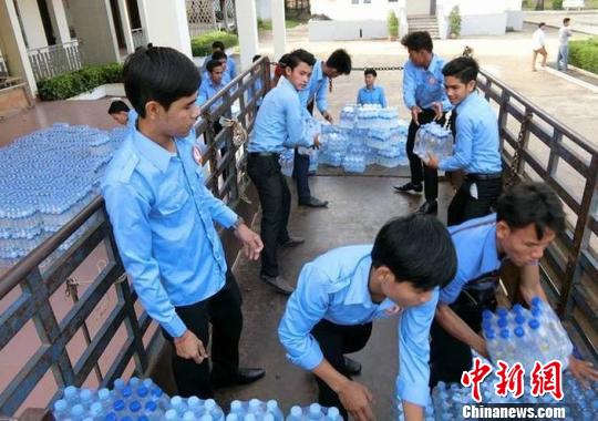 图为当地政府组织清洁水饮用水运到村庄。当地《柬中时报》提供