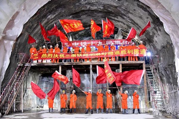 父子俩在兰渝铁路修德美干不了的隧道：6年未相见