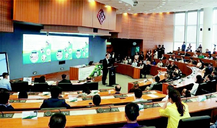 香港理工大学透露，自汶川地震发生以来，该校在受灾地区开展了教育和社区服务等多个项目，受惠人数超过3万，并培育了200多名护理和灾害管理等方面的人才。图为5月7日，全国政协委员、香港理工大学校长唐伟章在“汶川大地震十周年——由灾害管理到防灾减灾”论坛上致辞。  新华社发