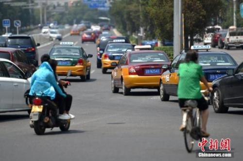 资料图：行驶在路上的各种出租车。<a target='_blank' href='http://www.chinanews.com/' >中新网</a>记者 金硕 摄