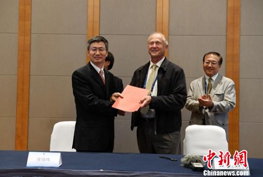 合作协议签署现场?！×踔铱?摄