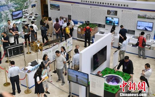 中国防震减灾成果展吸引了不少参观者?！×踔铱?摄