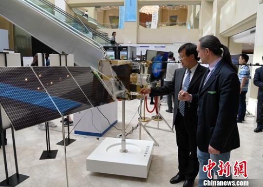 “张衡一号”卫星模型引关注?！×踔铱?摄