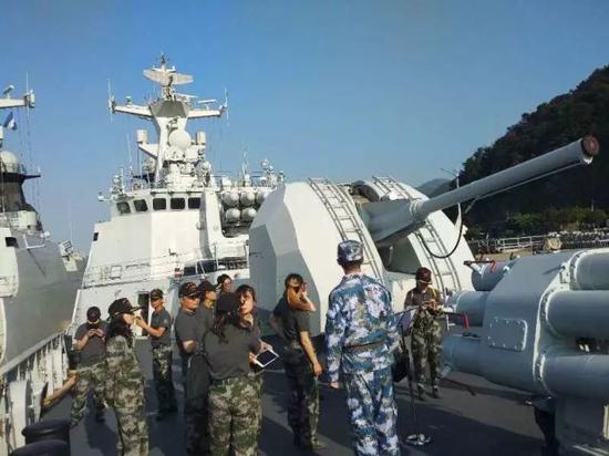 讲解员为大家介绍马鞍山舰。