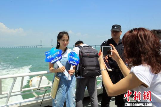 游客乘坐高速客轮近距离观赏港珠澳大桥 陆绍龙 摄