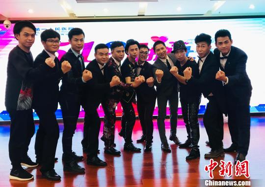 图为南宁市第一人民医院的护理“男团”庆?；な拷??！∨坊?摄