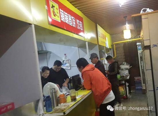 ▲丰台区安乐林路8号“蒲黄美食”内，狭窄的通道里林立多家格子小饭店，每个小隔断就是一家，主要供外卖。 &nbsp; 新京报记者 大路 摄