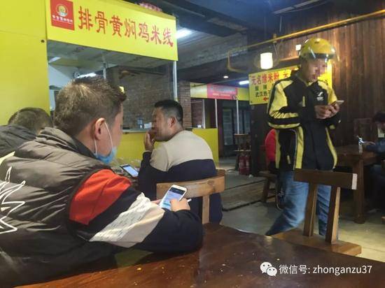 ▲“蒲黄美食”主要供外卖。最外大堂不多的几张桌椅边，坐满外卖骑手。 &nbsp; 新京报记者 大路 摄