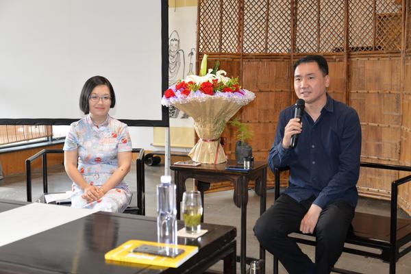 著名文化学者、艺术品鉴赏与投资专家吕立新（右一）与艺术史博士、艺术媒体资深记者付裕（左一）对谈