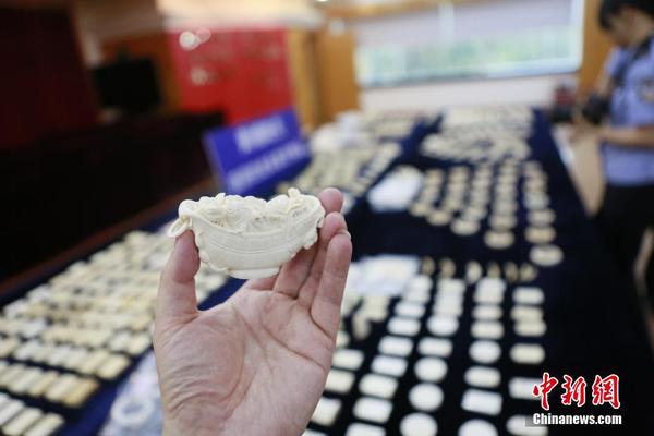 图为黄埔海关查获的走私象牙制品。3