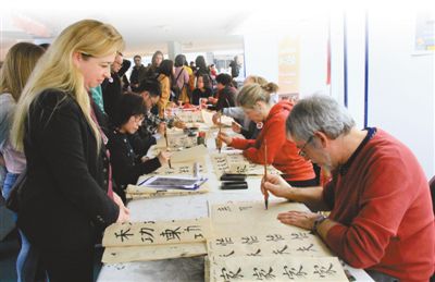 比利时布鲁塞尔孔子学院的学员在展示书法学习成果