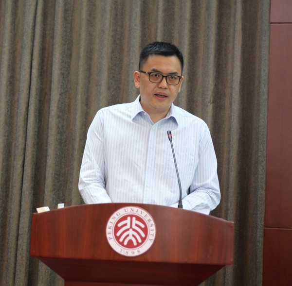 张澜教育基金会秘书长张雪松做主题发言