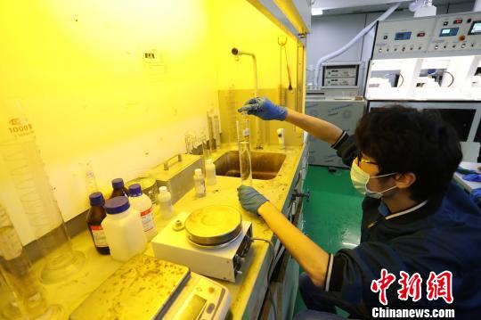 黑胶工坊中最年轻的“90后”员工将会把黑胶的核心技术传承下去。　张亨伟 摄