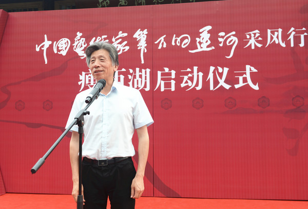 2全国政协委员、中央美术学院院长范迪安讲话。