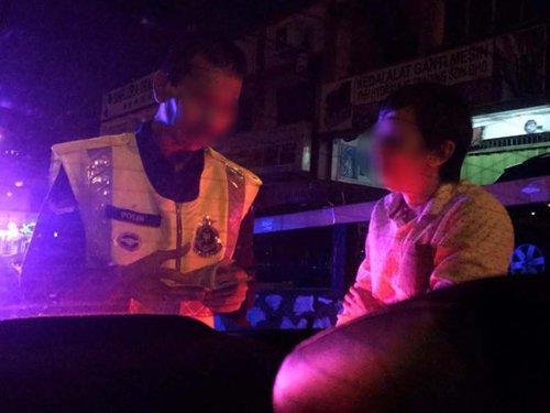 中国侨网女事主及友人偷拍警察及Grab车司机，但被警察勒索1万令吉。（马来西亚《中国报》）