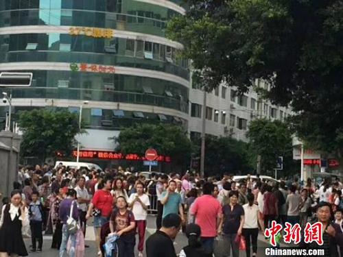 四川石棉地震：工作组赶赴震区国道108线因塌方中断