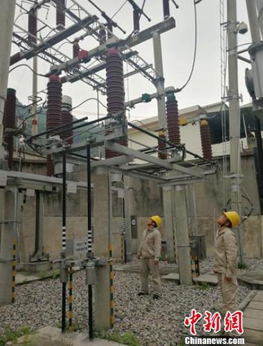 电力员工正在变电站排查设备。　钟欣　摄