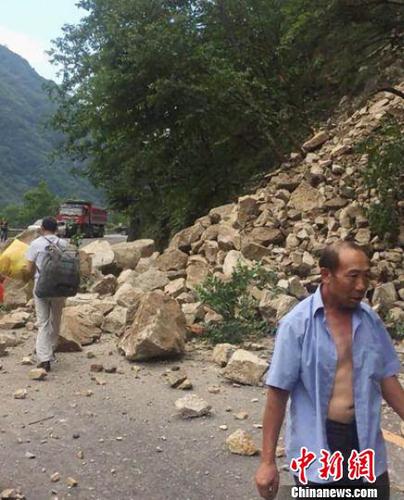 地震造成国道108线石棉至栗子坪段元根桥处发生塌方。雅安市防震减灾局提供