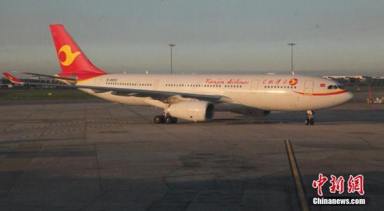 资料图：5月7日傍晚，中国西安至英国伦敦的直航班机经过11个小时的飞行完成首航，抵达伦敦希思罗机场。这是第一条由中国古都西安直飞英国首都伦敦的客运航线。<a target='_blank' href='http://www.chinanews.com/'>中新社</a>记者 张平 摄