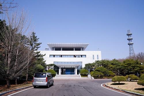 这是4月18日拍摄的板门店韩方一侧的“和平之家”。新华社记者 王婧嫱 摄