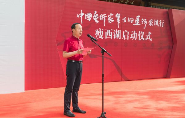 扬州市蜀冈—瘦西湖风景名胜区党工委书记张福堂主持启动仪式。人民政协报·人民政协网记者 贾宁 位朝辉 范原菲摄