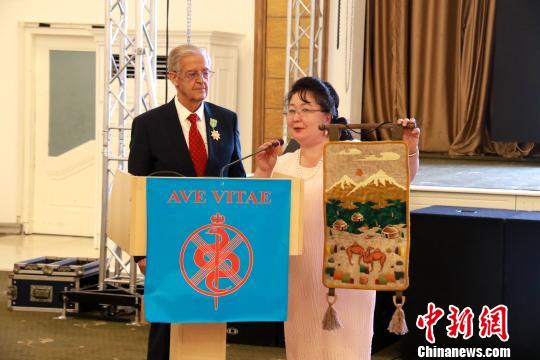 5月17日，欧亚医学会主席萨德科娃(右一)在主持会议。　钟欣 摄