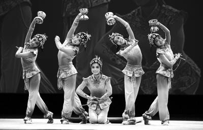 中国侨网小艺术家们表演抖空竹。