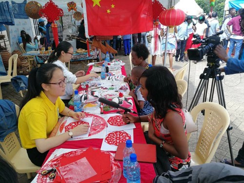 中国手工艺品吸睛。