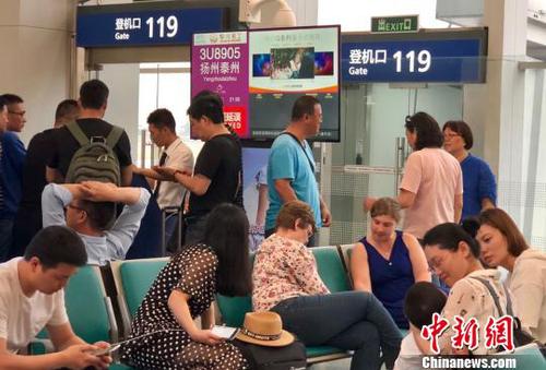 图为扬州泰州国际机场临时关闭，大批乘客被困成都双流机场?！』菩墨h 摄