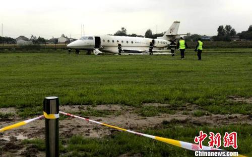图为5月20日下午15时07分，一架公务机在扬州泰州机场冲出跑道。　崔佳明 摄