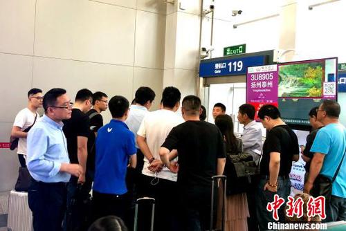 图为大批乘客向成都双流机场工作人员了解延误原因?！』菩墨h 摄