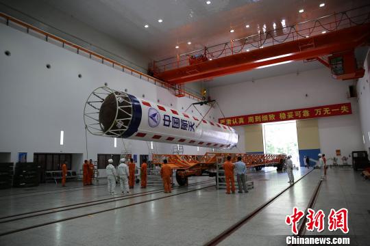 探月工程嫦娥四号任务鹊桥号中继星发射前在西昌卫星发射中心进行火箭转运?！×跣?　摄