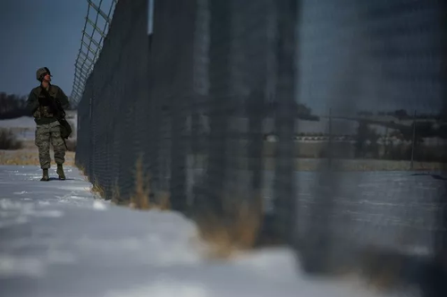 行车时后备箱被震开 美军弄丢一箱枪榴弹一挺机枪